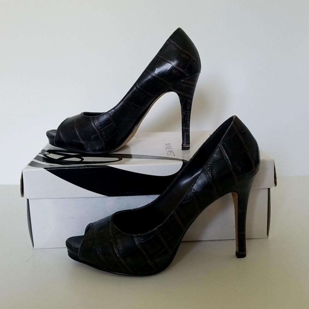 Nine West Liatris dark brown peep toe croc embossed size 6.5 heels